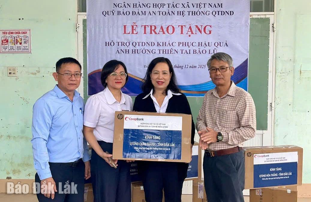 قام ممثلون عن بنك فيتنام التعاوني، فرع بينه دينه، وبنك الدولة الفيتنامي، فرع المنطقة 11، بتقديم أجهزة كمبيوتر إلى صندوق تشاو ثانه الائتماني الشعبي.