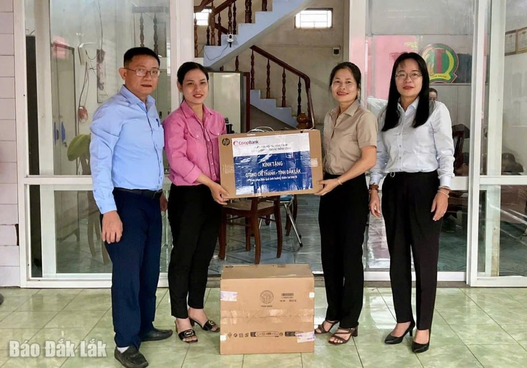 قام ممثلون عن بنك فيتنام التعاوني، فرع بينه دينه، بتقديم أجهزة كمبيوتر إلى صندوق ائتمان الشعب تشي ثانه.