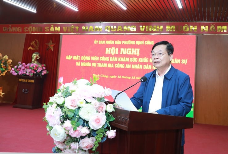 A Dinh Cong kerület gyűlést tartott, hogy 132 polgárt ösztönözzön a kötelező egészségügyi szűrővizsgálatokra - 1. kép. Phường Định Công gặp mặt, động viên 132 công dân khám sức khỏe nghĩa vụ- Ảnh 1.