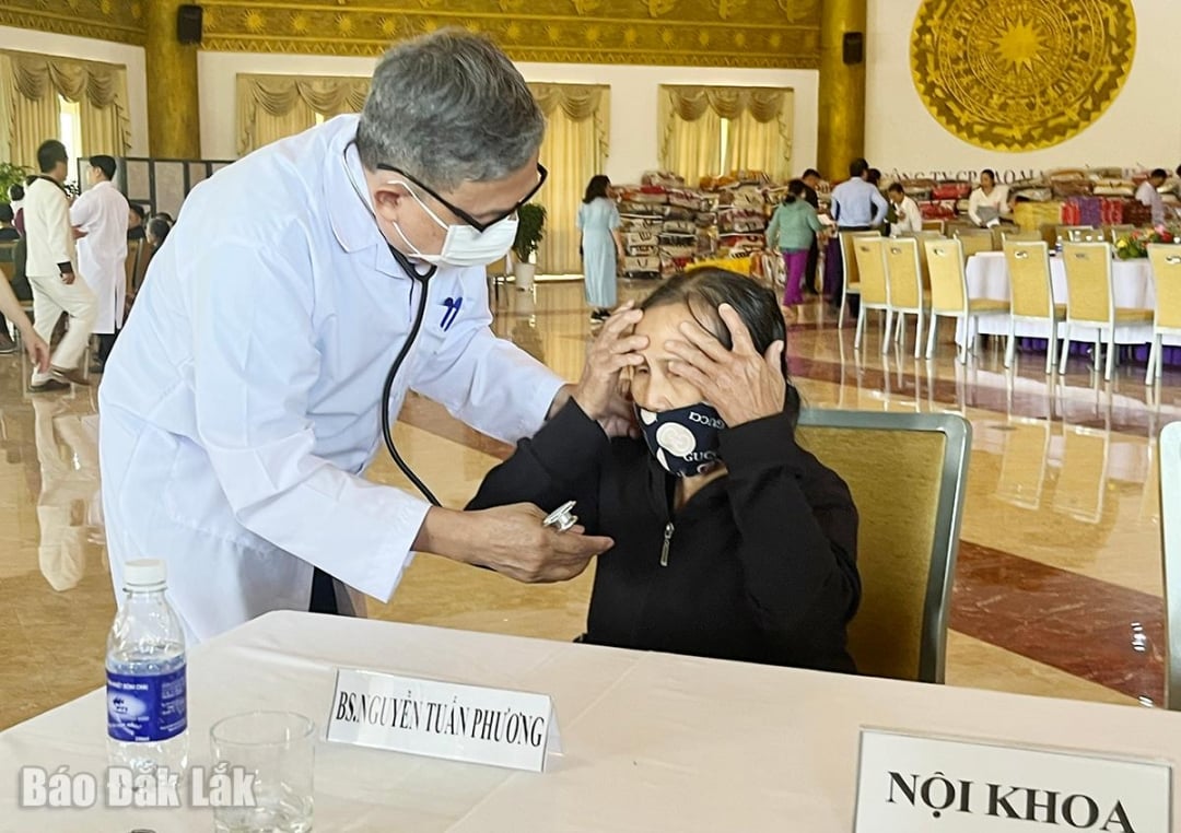 ប្រជាជនបានទទួលការពិនិត្យសុខភាព និងថ្នាំដោយឥតគិតថ្លៃ។