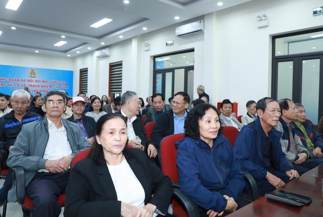 A Dinh Cong kerület gyűlést tartott, hogy 132 polgárt ösztönözzön a kötelező egészségügyi szűrővizsgálatokra - 2. kép. Phường Định Công gặp mặt, động viên 132 công dân khám sức khỏe nghĩa vụ- Ảnh 2.