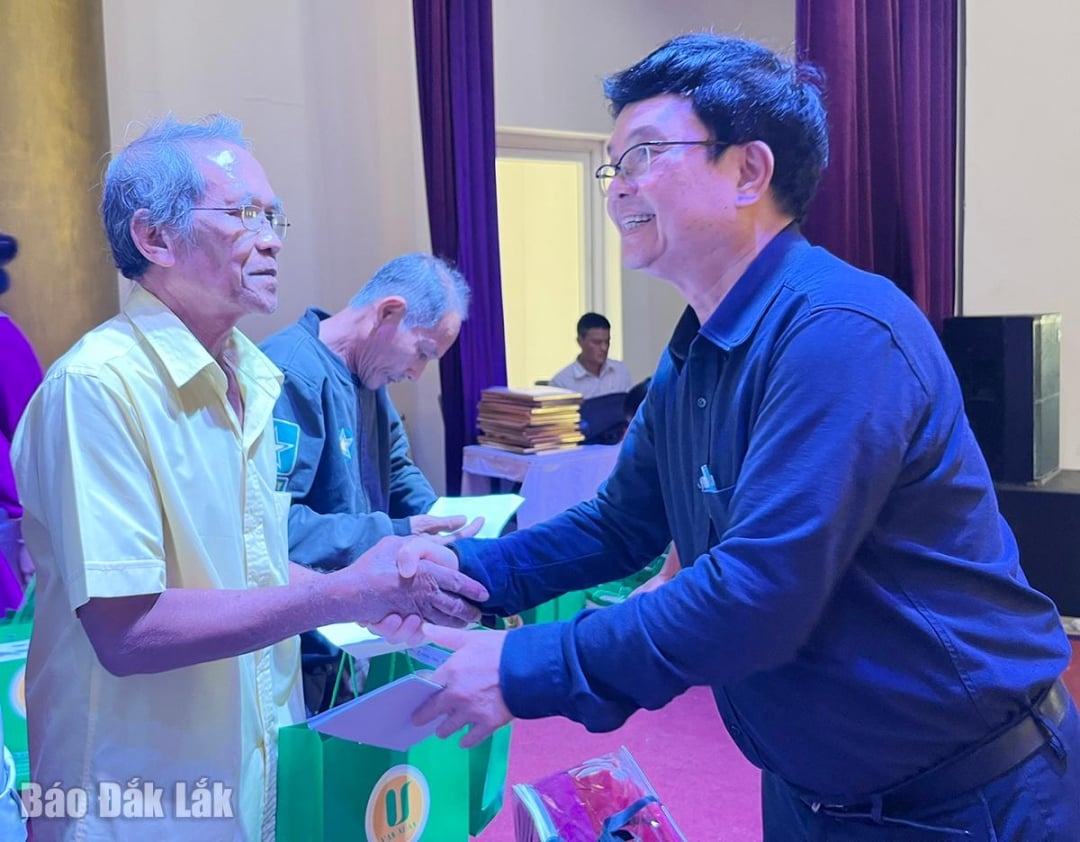 សាស្ត្រាចារ្យរង លោកវេជ្ជបណ្ឌិត ផាម លេ ទួន អតីតអនុរដ្ឋមន្ត្រីក្រសួងសុខាភិបាល និងជាប្រធានសមាគមគ្រូពេទ្យយោធា-ស៊ីវិលវៀតណាម ប្រគល់អំណោយដល់ប្រជាជនដែលរងផលប៉ះពាល់ដោយទឹកជំនន់។