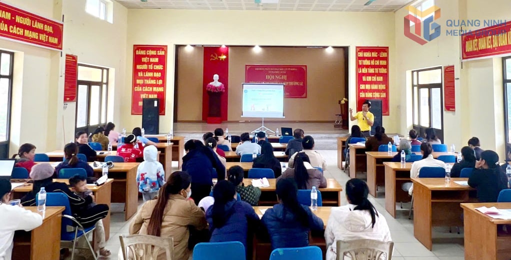 សាខា Van Don នៃទីភ្នាក់ងារធានារ៉ាប់រងសង្គមកំពុងធ្វើយុទ្ធនាការ និងបង្កើនការយល់ដឹងក្នុងចំណោមប្រជាជនឱ្យចូលរួមក្នុងការធានារ៉ាប់រងសង្គមដោយស្ម័គ្រចិត្ត និងធានារ៉ាប់រងសុខភាពគ្រួសារ។