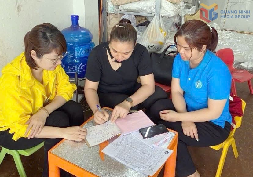 មន្ត្រីមកពីទីភ្នាក់ងារធានារ៉ាប់រងសង្គមខេត្ត និងការិយាល័យប្រៃសណីយ៍ខេត្តកំពុងធ្វើយុទ្ធនាការ និងអប់រំម្ចាស់អាជីវកម្មខ្នាតតូចនៅក្នុងសង្កាត់ហាឡុង ឲ្យចូលរួមក្នុងការធានារ៉ាប់រងសង្គមដោយស្ម័គ្រចិត្ត។