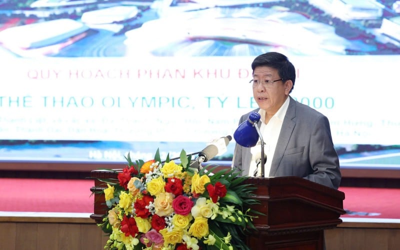 Den faste nestlederen i Hanois folkekomité, Duong Duc Tuan, taler på konferansen. (Foto: T.L) Phó Chủ tịch Thường trực UBND thành phố Hà Nội Dương Đức Tuấn phát biểu tại hội nghị. (Ảnh: T.L)