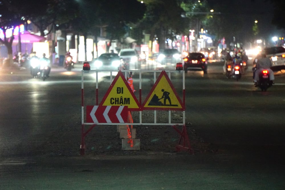 Đèn cảnh báo ánh sáng yếu ớt vào ban đêm, không đủ để người tham gia giao thông nhận ra từ khoảng cách đảm bảo an toàn