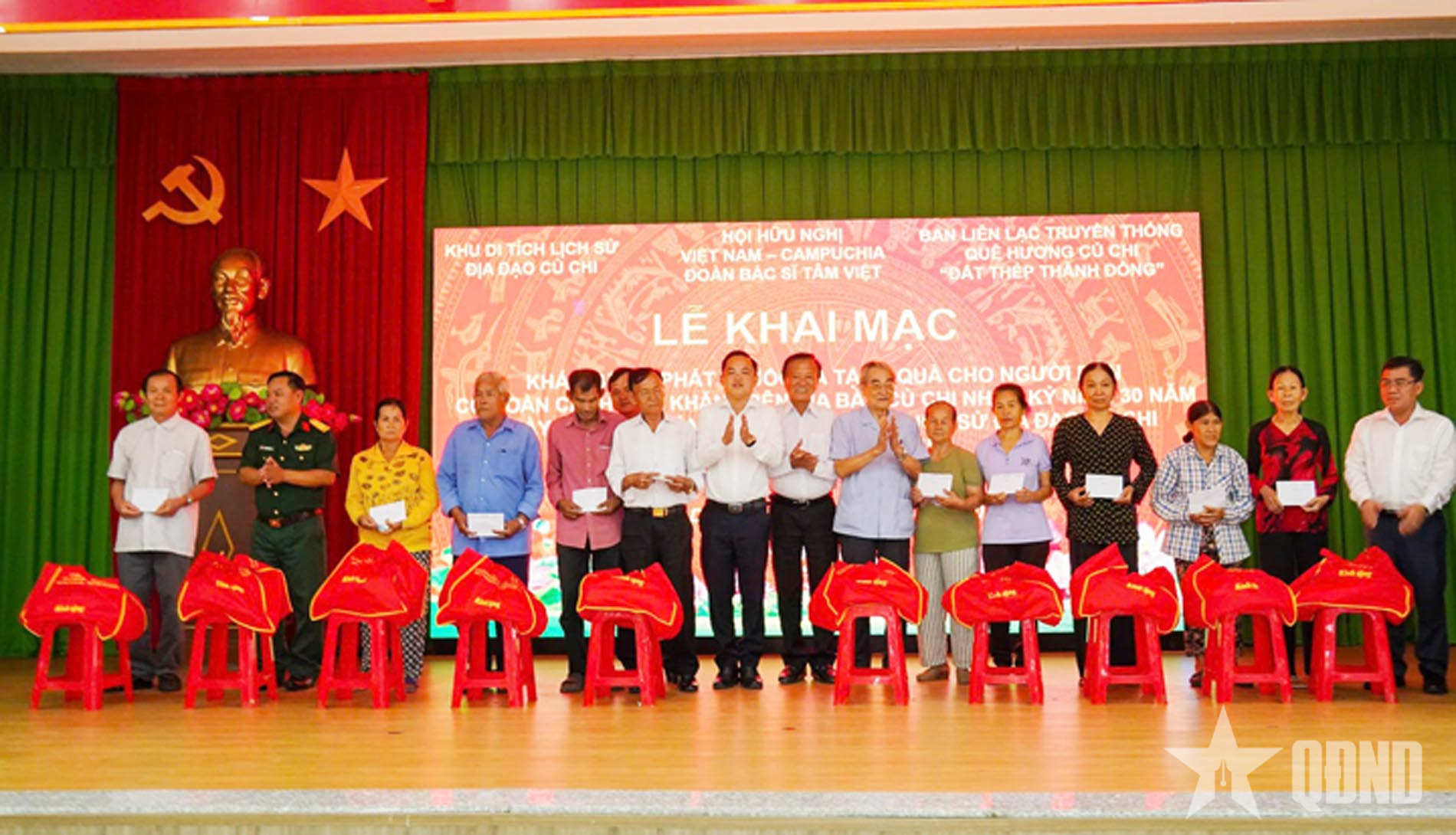 ការផ្តល់អំណោយដល់អ្នកទទួលផលនៃគោលនយោបាយសង្គម និងប្រជាជនដែលស្ថិតក្នុងស្ថានភាពលំបាក។