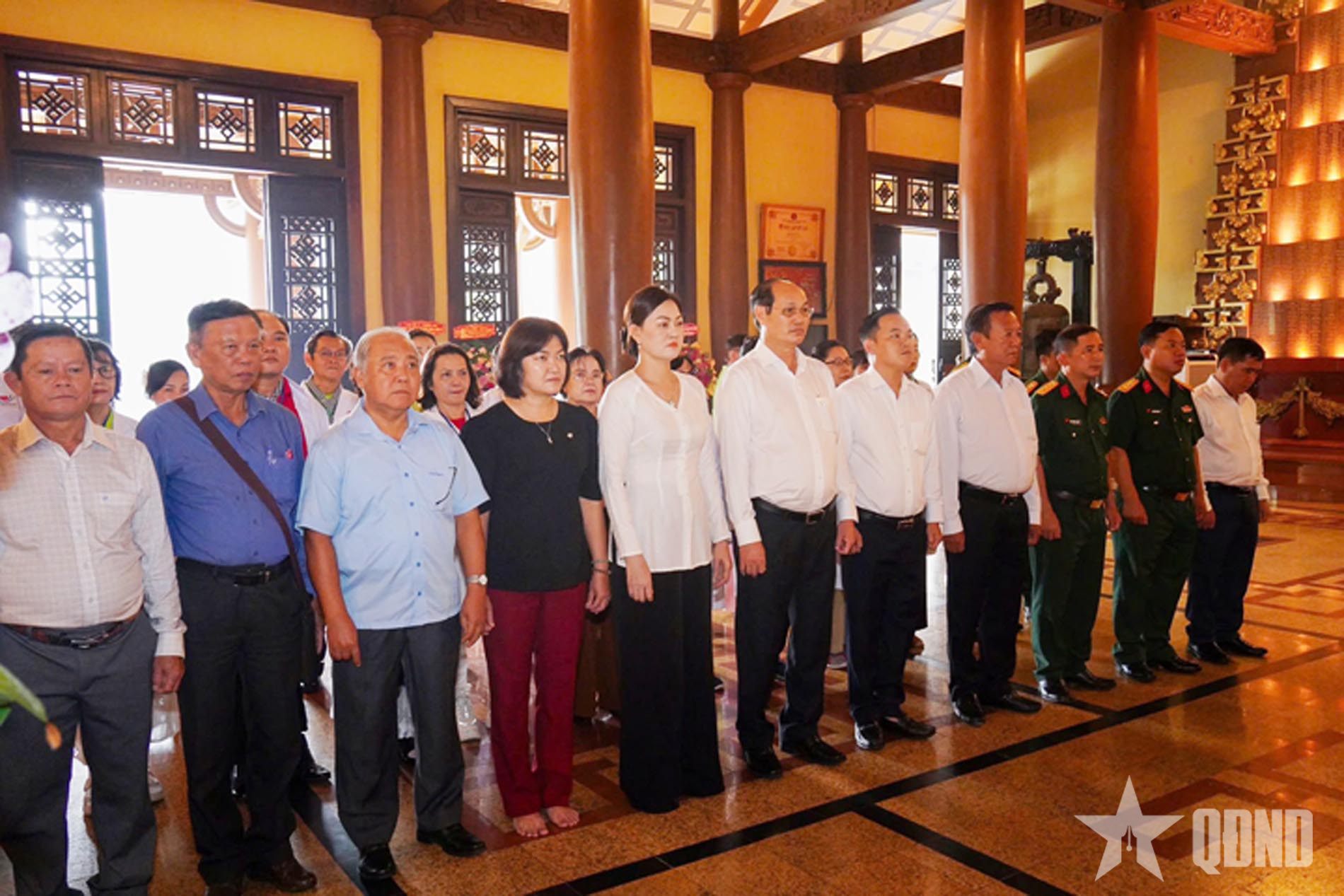 គណៈប្រតិភូបានអុជធូប និងផ្កានៅវត្តរំលឹកវិញ្ញាណក្ខន្ធទុក្ករបុគ្គល Ben Duoc ដែលជាតំបន់ប្រវត្តិសាស្ត្រផ្លូវរូងក្រោមដី Cu Chi។