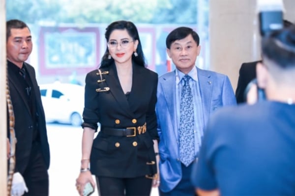 Thuy Tien z filmu 'Hořká chuť lásky' v 90. letech: Ohromující kráska v 53 letech, klidné manželství s 'králem luxusních značek' - Foto 7. Thủy Tiên 'Vị đắng tình yêu' thập niên 90: Ngỡ ngàng nhan sắc tuổi 53, hôn nhân bình yên bên 'vua hàng hiệu' - Ảnh 7.