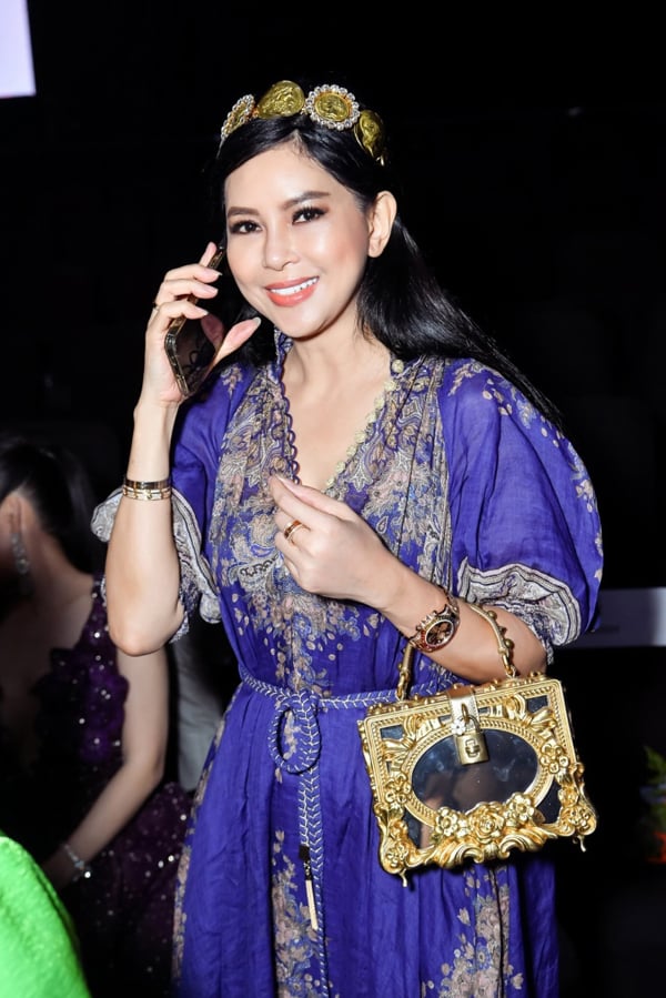 Thuy Tien z filmu 'Hořká chuť lásky' v 90. letech: Ohromující kráska v 53 letech, klidné manželství s 'králem luxusních značek' - Foto 9. Thủy Tiên 'Vị đắng tình yêu' thập niên 90: Ngỡ ngàng nhan sắc tuổi 53, hôn nhân bình yên bên 'vua hàng hiệu' - Ảnh 9.