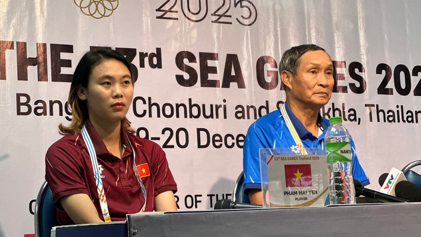 Coach Mai Duc Chung and captain Pham Hai Yen at the press conference. (Photo: VFF)