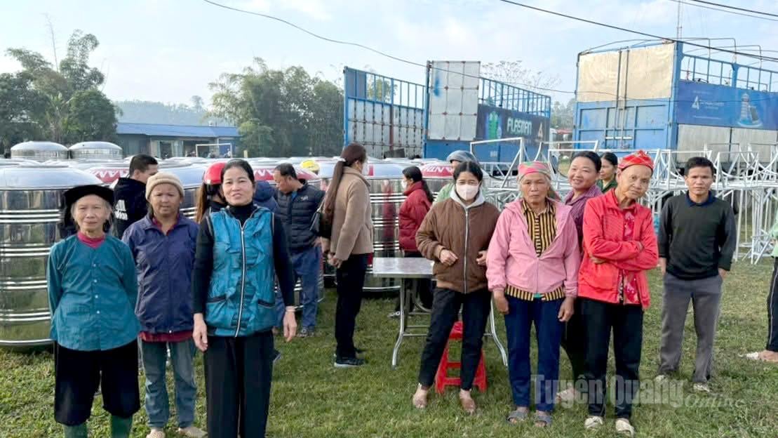 Obyvatelé obce Tan My s potěšením dostávají nádrže na čistou vodu.