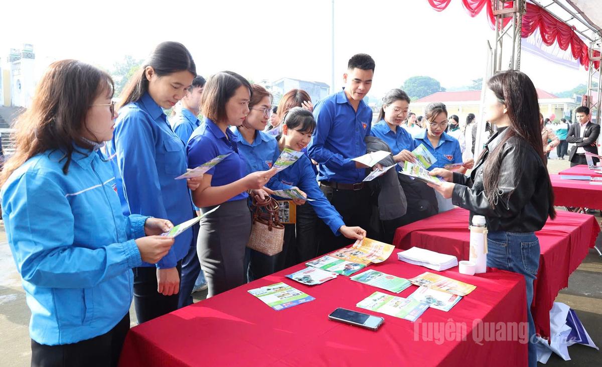 សមាជិកសហជីពយុវជន និងយុវជនមកពីឃុំអៀនសឺន ចូលរួមក្នុងពិព័រណ៍ការងារ។