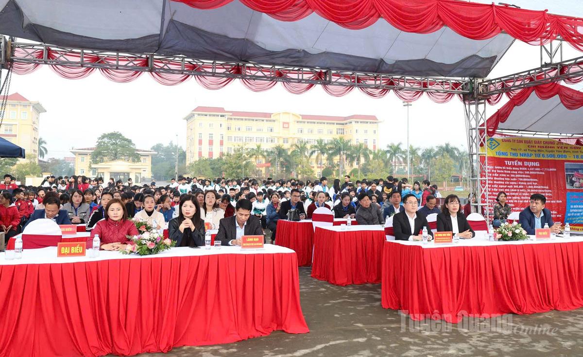 ប្រតិភូចូលរួមក្នុងពិព័រណ៍ការងារ។