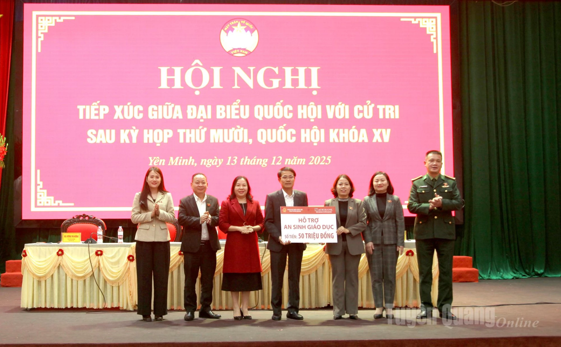 Die Delegation der Nationalversammlung überreichte der Gemeinde Yen Minh Finanzmittel.