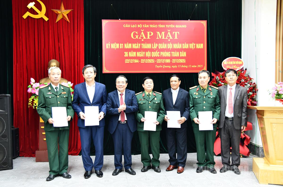 タン トラオ クラブの会長が新会員の入会決定を発表します。