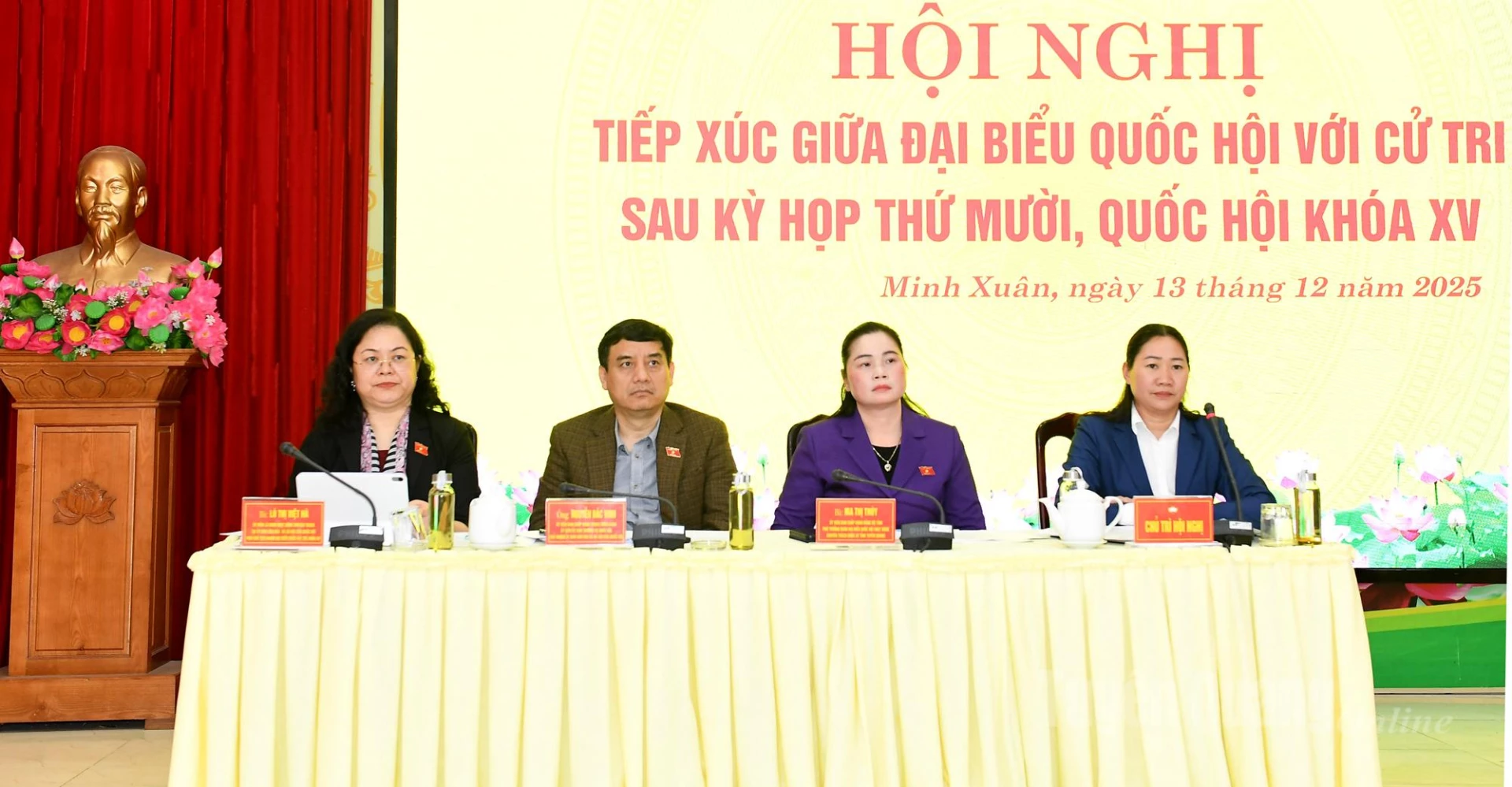 ミンスアン地区の有権者と会合する国会議員たち。