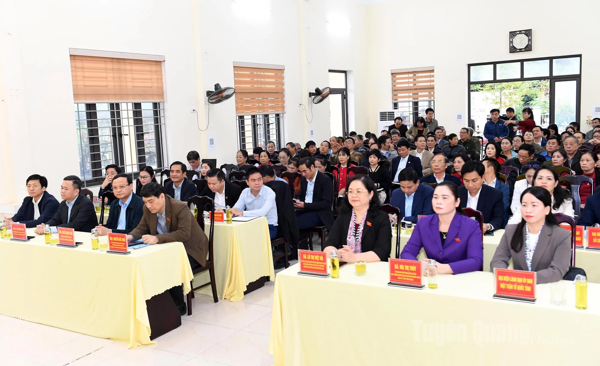 会議に出席する代表者たち。