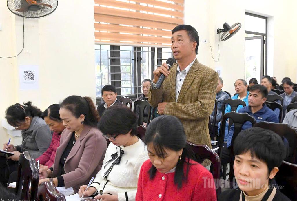 ミンスアン地区の有権者らは会議で意見を表明した。