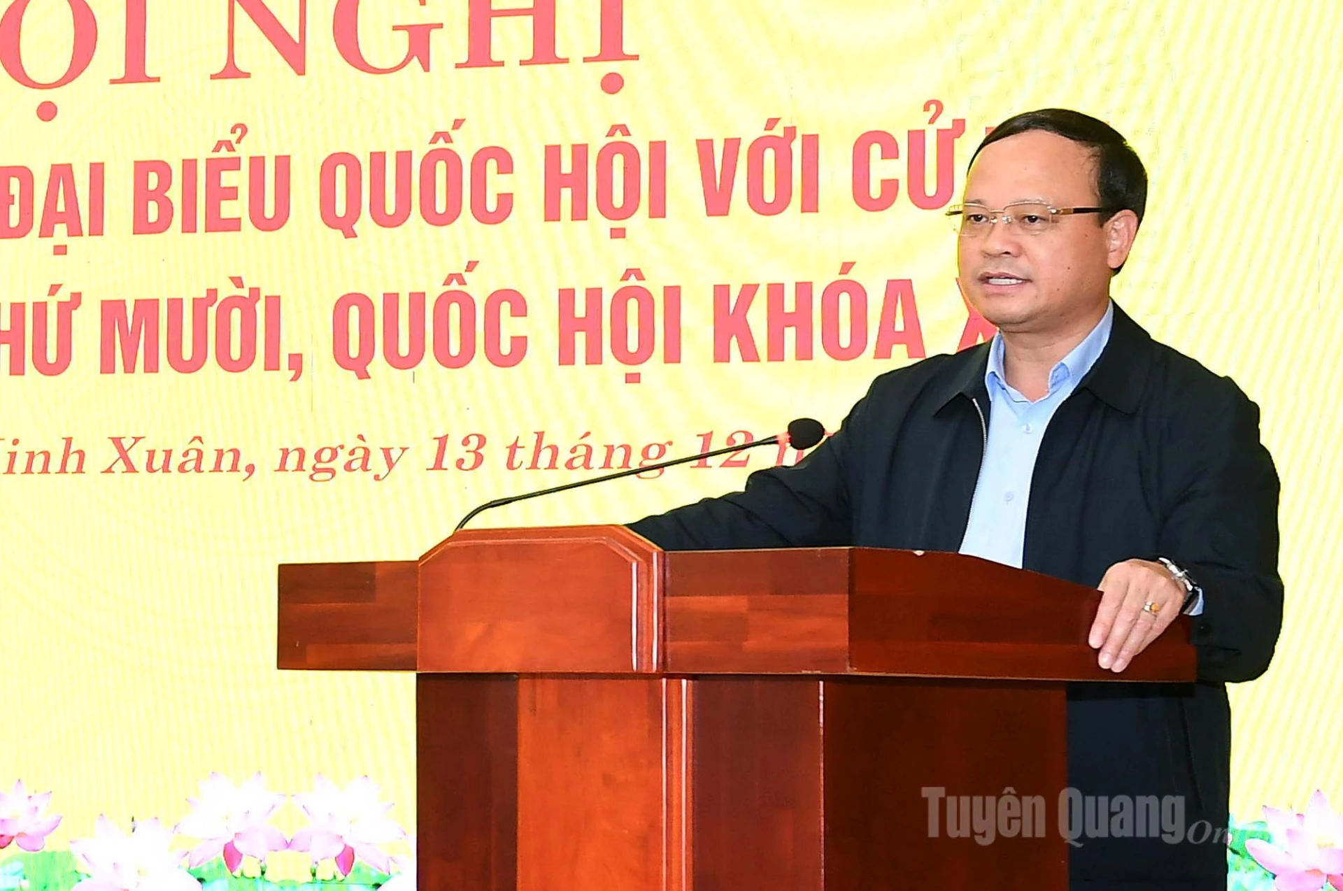 省人民委員会常任副委員長のグエン・マイン・トゥアン氏が会議で演説した。