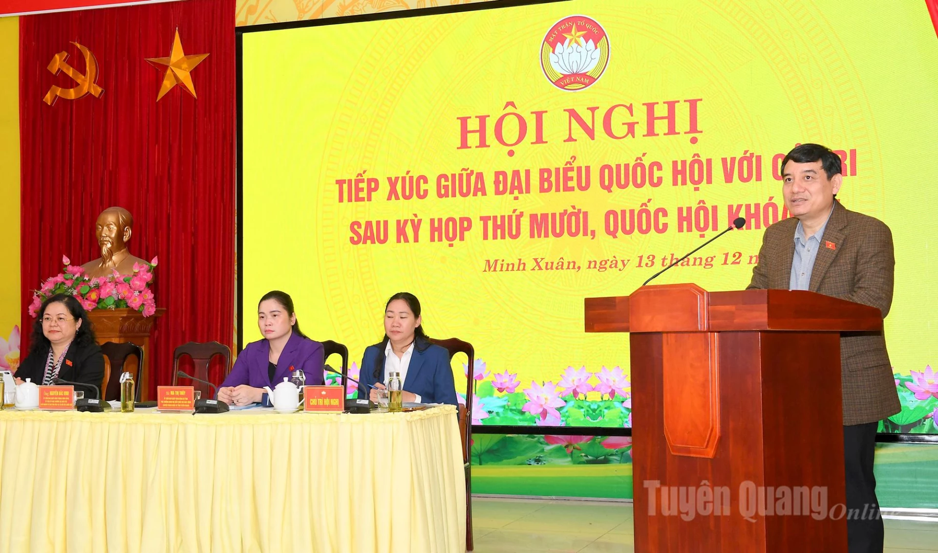 国会文化社会委員会のグエン・ダック・ヴィン委員長が会議で演説した。