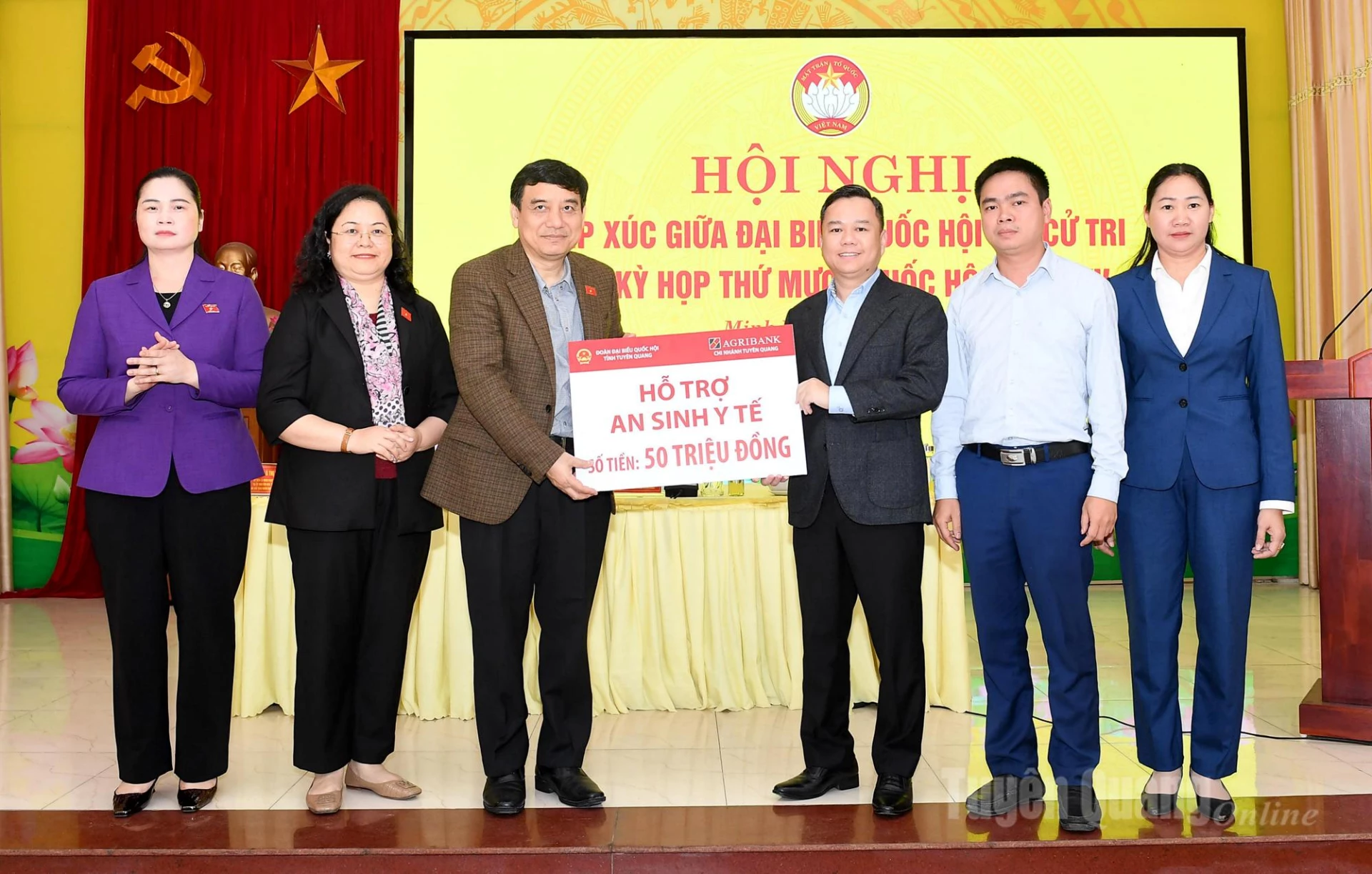 省議会代表団はミンスアン地区で社会福祉支援を提供した。