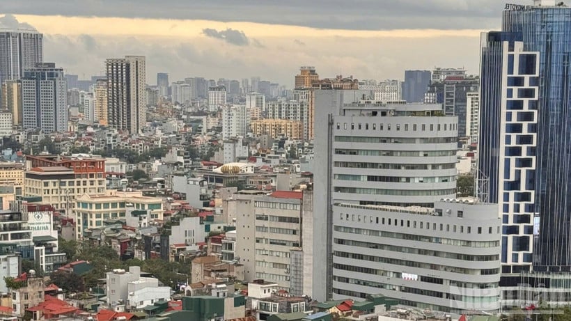 השמיים מעל האנוי, כפי שנראו מאזור טאי סון MIPEC, התבהרו בשעה 16:06 ב-13 בדצמבר, והאוויר היה צח יותר לאחר ימים רבים של אבק סמיך. (צילום: חמישי)