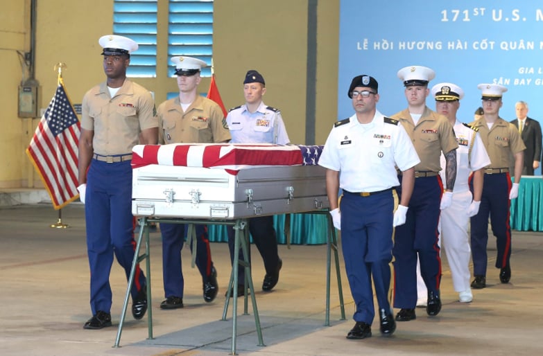 Việt Nam bàn giao hài cốt lính Mỹ mất tích trong chiến tranh- Ảnh 1.