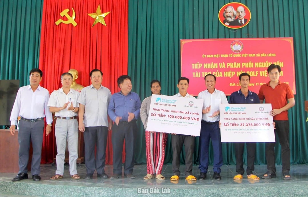 ឃុំដាក់លៀងទទួលបានមូលនិធិពីសមាគមវាយកូនហ្គោលវៀតណាម ដើម្បីសាងសង់ផ្ទះថ្មីសម្រាប់គ្រួសារក្រីក្រ និងជួបការលំបាក។