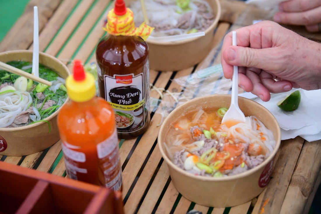 ການກິນເຝີຈະບໍ່ຄົບຖ້ວນຖ້າບໍ່ມີນ້ຳຊອດໝາກເຜັດ! - ຮູບທີ 1. Ăn phở không thể thiếu tương ớt! - Ảnh 1.