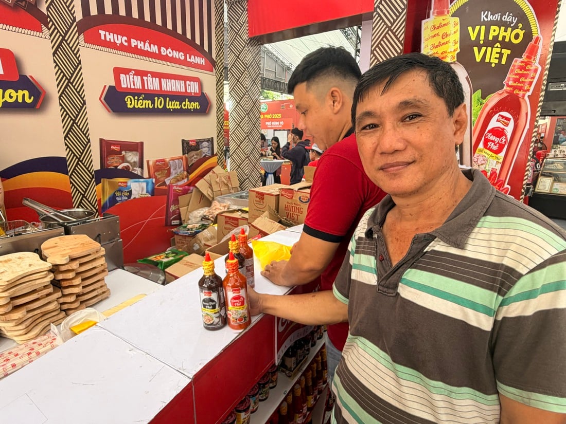 ການກິນເຝີຈະບໍ່ຄົບຖ້ວນຖ້າບໍ່ມີນ້ຳຊອດໝາກເຜັດ! - ຮູບທີ 2. Ăn phở không thể thiếu tương ớt! - Ảnh 2.