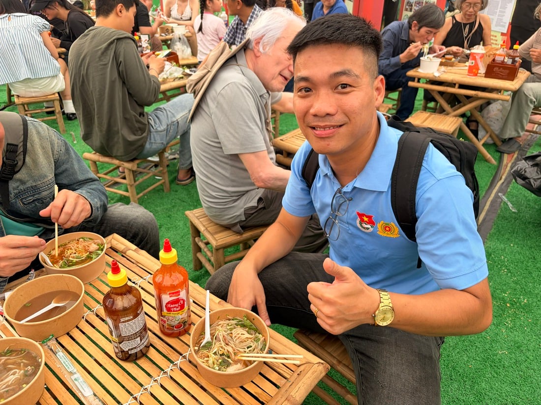 ການກິນເຝີຈະບໍ່ຄົບຖ້ວນຖ້າບໍ່ມີນ້ຳຊອດໝາກເຜັດ! - ຮູບທີ 3. Ăn phở không thể thiếu tương ớt! - Ảnh 3.