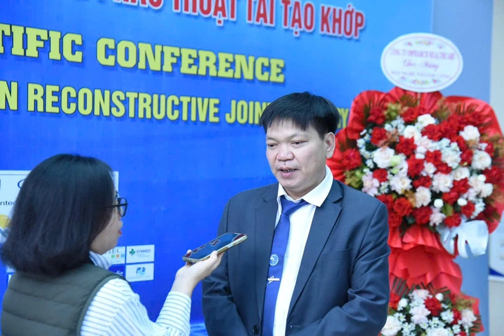 Många unga människor behöver också ledplastik, särskilt män - Bild 1. Nhiều người trẻ cũng phải thay khớp, đặc biệt là nam giới - Ảnh 1.