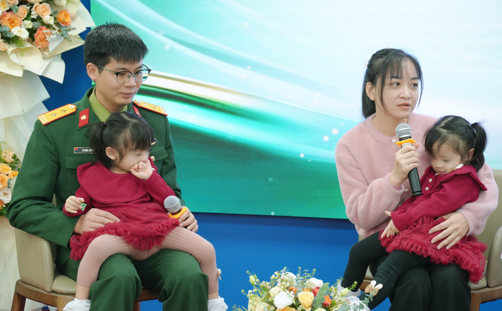 O casal militar está feliz após 9 anos lutando contra a infertilidade - Foto 1. Cặp vợ chồng quân nhân hạnh phúc sau 9 năm mòn mỏi vì hiếm muộn - Ảnh 1.