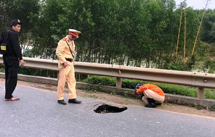 Xuất hiện hố do sụt lún đường trên tuyến quốc lộ qua Huế - Ảnh 1.