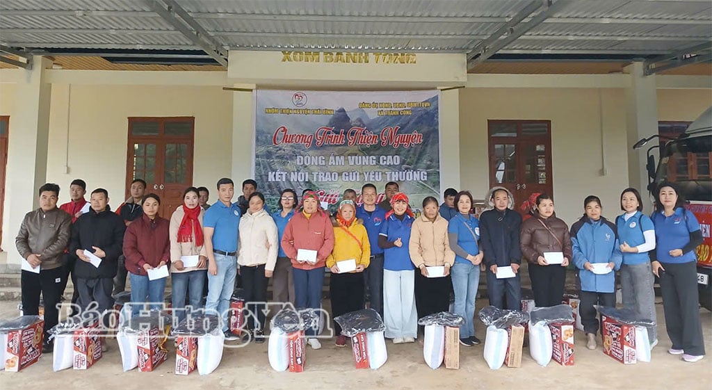 Volontärgruppen Thai Binh delade ut gåvor för att stödja människor i svåra omständigheter i Thanh Cong-kommunen i Cao Bang-provinsen.