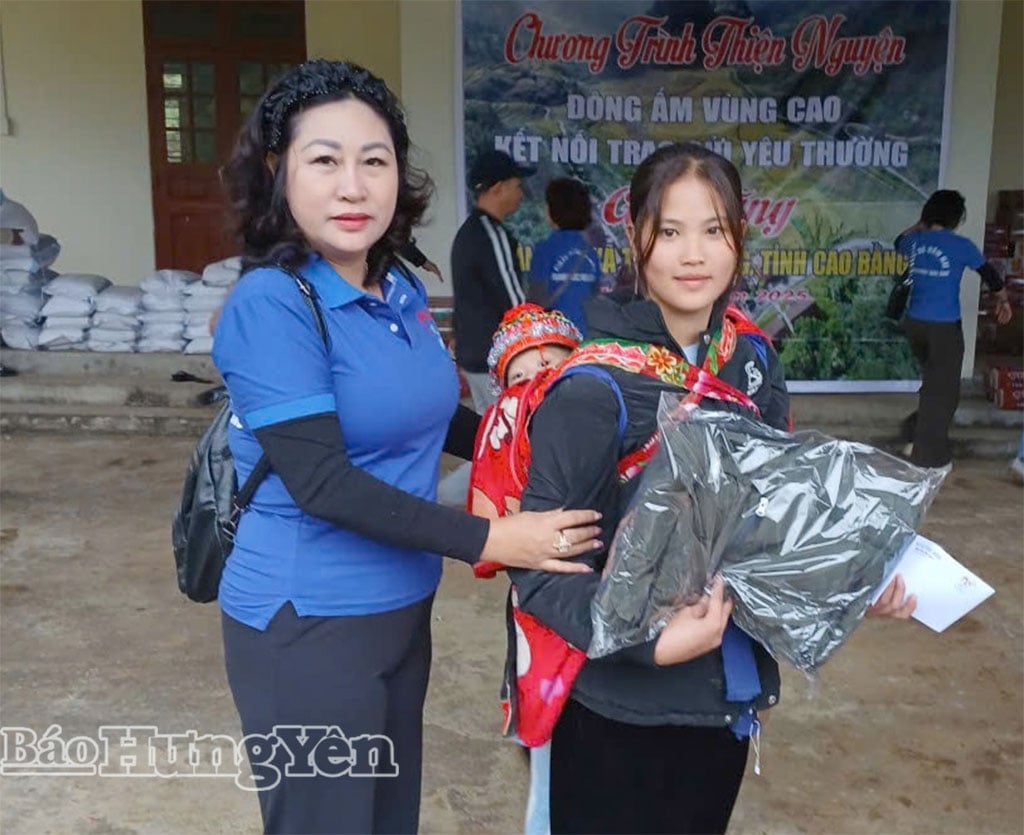 Volontärer från välgörenhetsgruppen Thai Binh delar ut gåvor för att stödja människor i svåra omständigheter i Thanh Cong-kommunen i Cao Bang-provinsen.