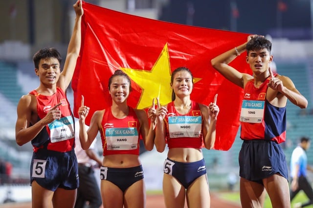 Mit sechs Goldmedaillen am 13. Dezember ist Vietnam nicht „in der Rangliste abgerutscht“, wird aber von Indonesien dicht verfolgt; Thailand bleibt an der Spitze 1 - Foto 4. Giành 6 HCV ngày 13.12, Việt Nam chưa ‘tụt hạng’ nhưng bị Indonesia áp sát: Thái Lan vẫn tốp 1- Ảnh 4.