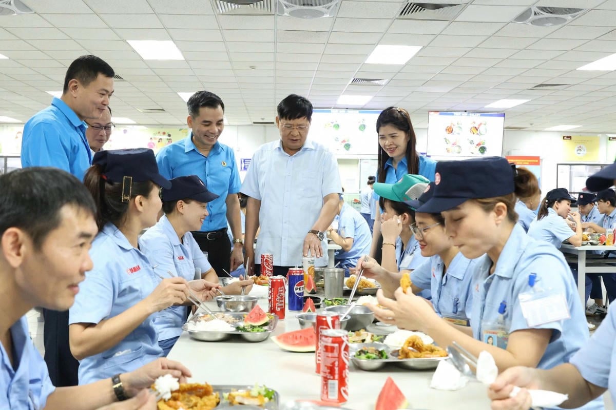 Il vicepresidente della Confederazione Generale del Lavoro del Vietnam, Phan Van Anh (secondo da destra), e i leader della Confederazione del Lavoro della città di Hanoi partecipano a un pranzo sindacale con i lavoratori della Yamaha Motor Vietnam Co., Ltd.