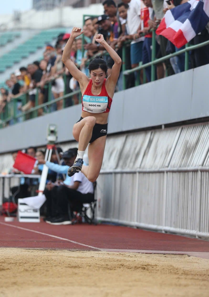 Die „Königin der Leichtathletik“, Nguyen Thi Oanh, gewinnt die erste Goldmedaille bei den 33. Südostasienspielen – Foto 4