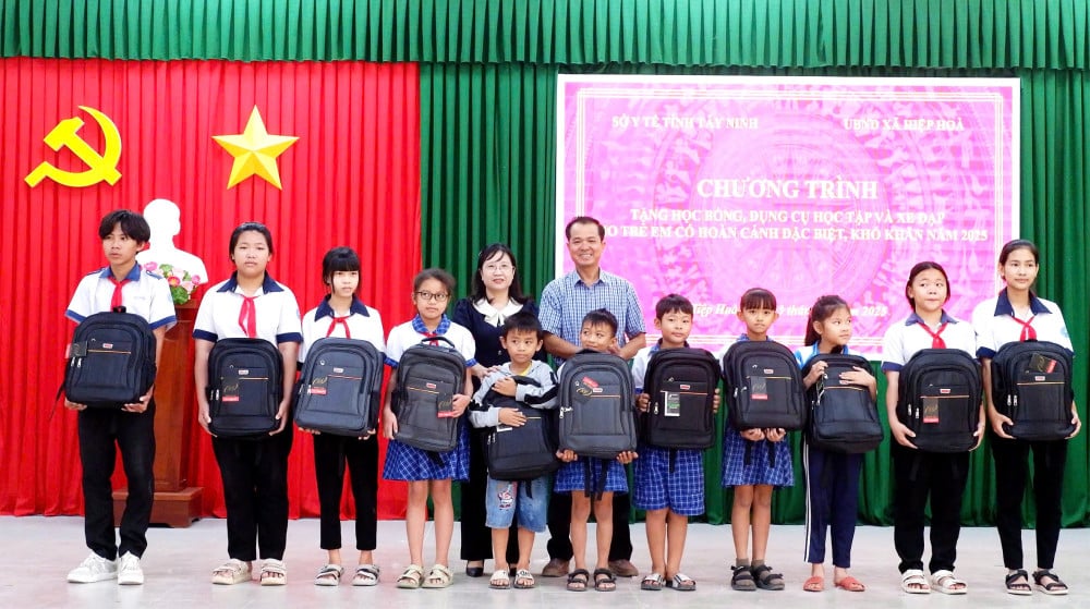 Tillhandahåller stipendier, skolmaterial och cyklar till barn från missgynnade och underprivilegierade bakgrunder.