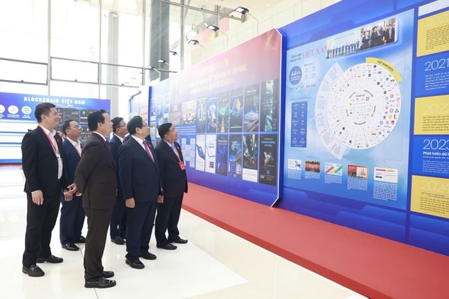 Utställningen visar upp Tổ chức Triển lãm giới thiệu “Thành tựu kinh tế, xã hội của đất nước sau 40 năm đổi mới, đặc biệt trong giai đoạn 2021 - 2025” - Ảnh 1.
