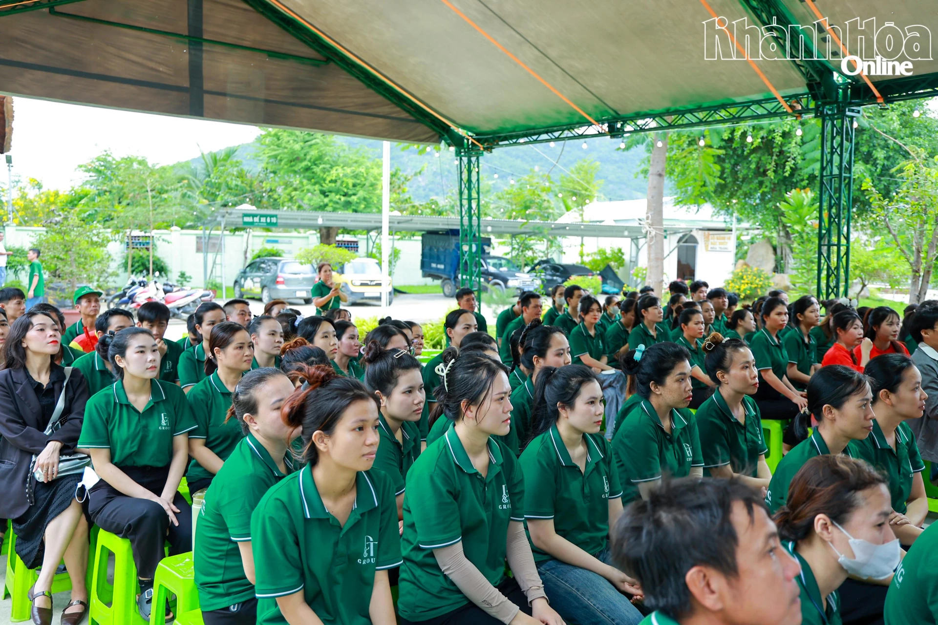 Arbetare vid D&T Seaweed and Bird's Nest Processing Factory tittar på en konstföreställning.