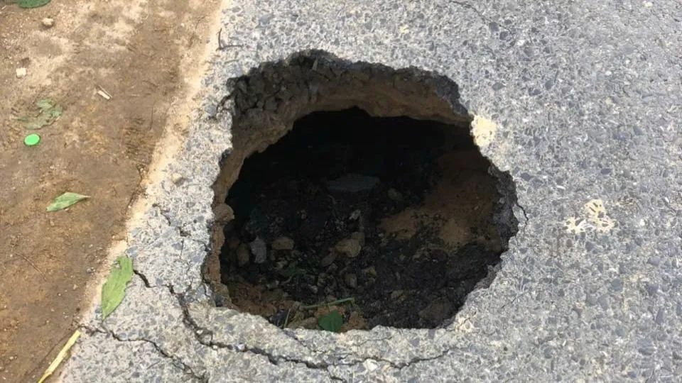 Na státní silnici č. 49 se objevila propadlina, která představuje hrozbu pro účastníky silničního provozu.