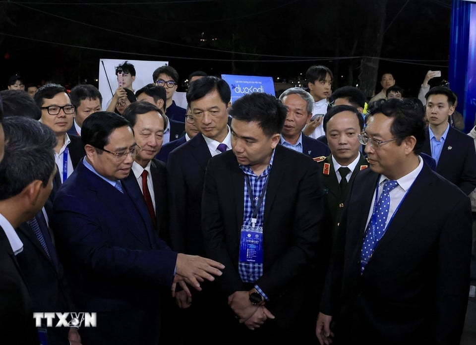 חבר הפוליטביורו וראש הממשלה פאם מין צ'ין; חבר הפוליטביורו ומזכיר ועדת המפלגה בהאנוי נגוין דוי נגוק, יחד עם נציגים נוספים, השתתפו בטקס הפתיחה של טקפסט וייטנאם 2025. צילום: VNA