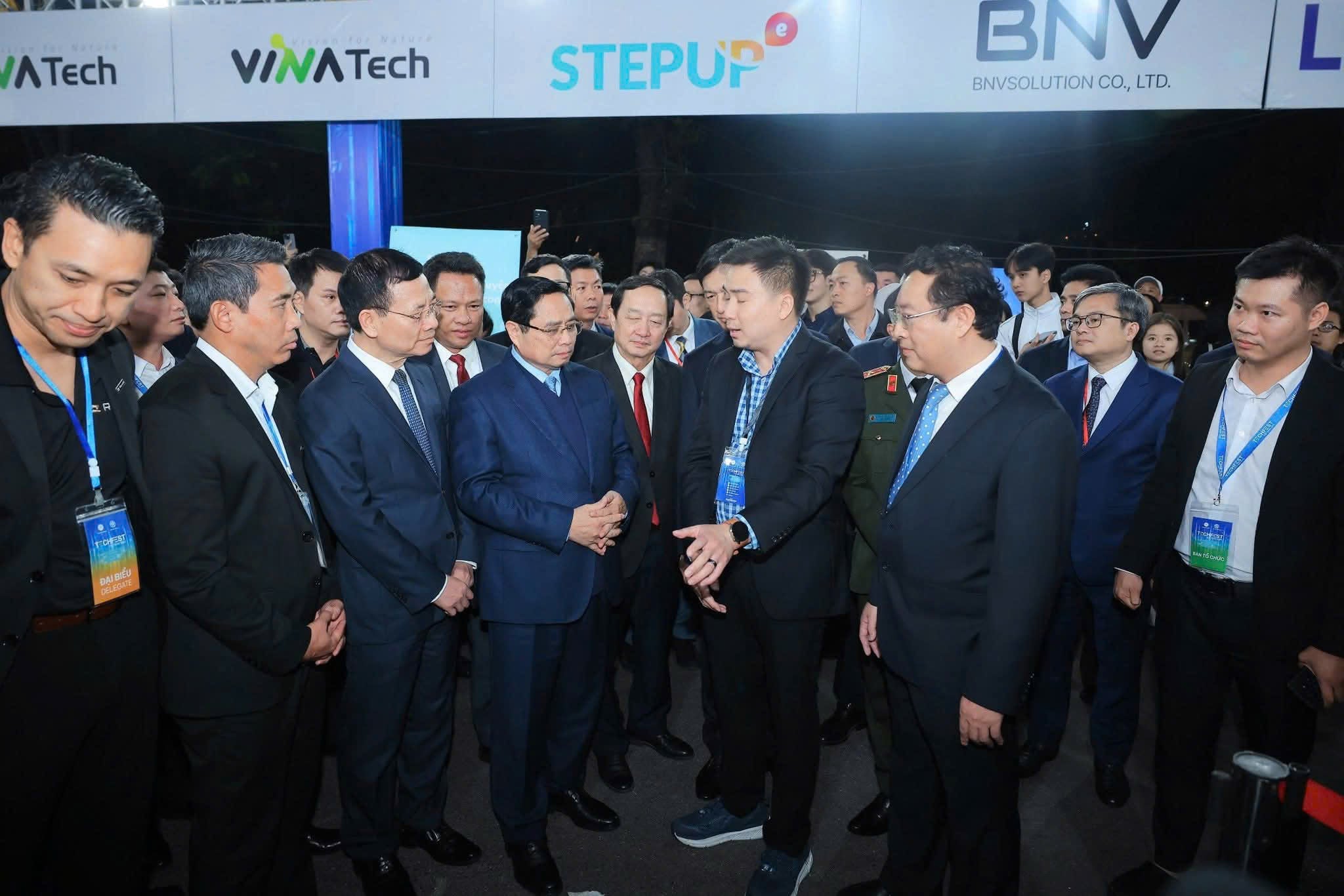 חבר הפוליטביורו וראש הממשלה פאם מין צ'ין, יחד עם נציגים נוספים, מבקרים בדוכני התערוכה בטקפסט וייטנאם 2025. צילום: משרד המדע והטכנולוגיה