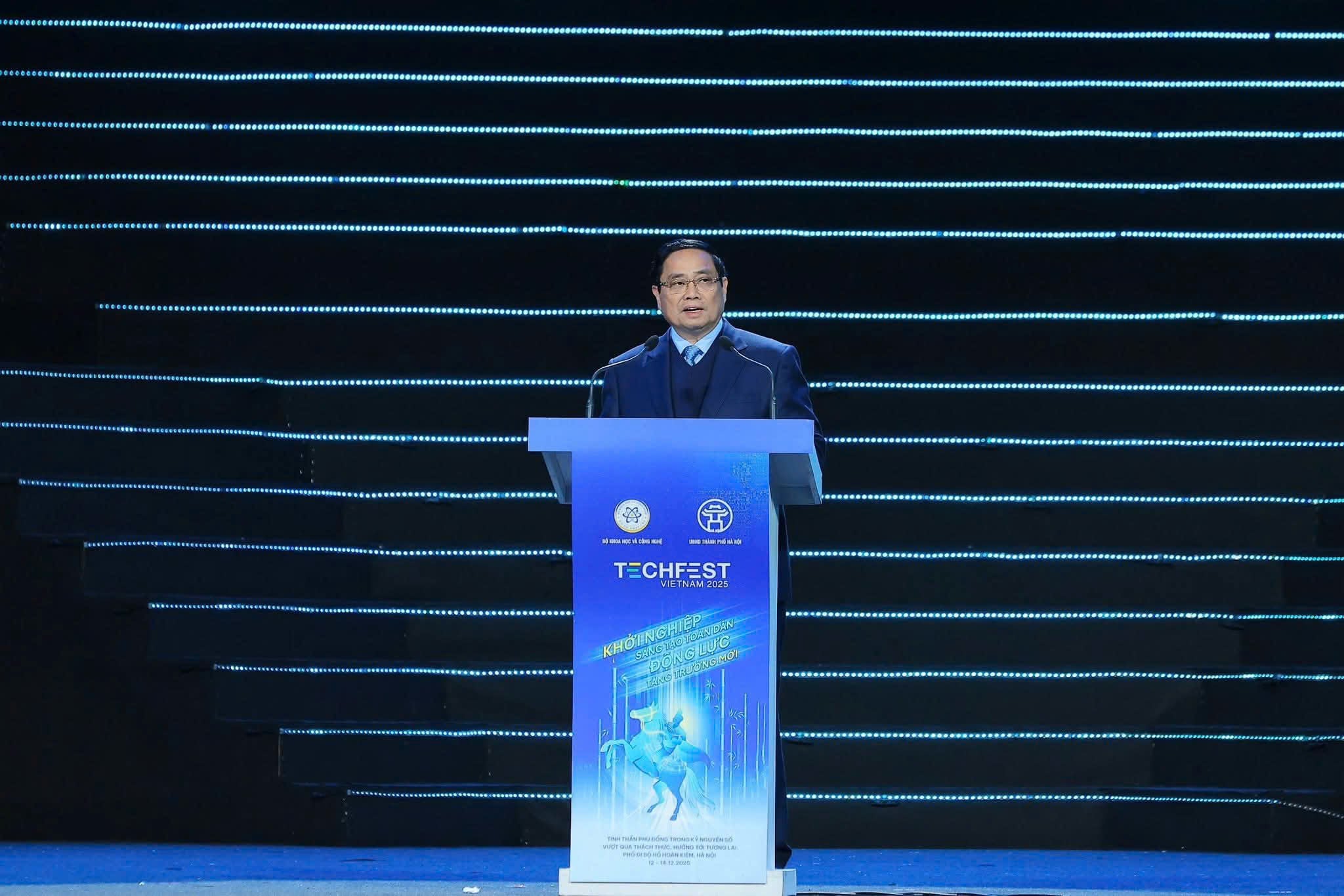 חבר הפוליטביורו וראש הממשלה פאם מין צ'ין נואם בטקס הפתיחה של Techfest Vietnam 2025. צילום: משרד המדע והטכנולוגיה חבר הוועד המרכזי ושר המדע והטכנולוגיה נגוין מאן הונג מעניק תעודות הצטיינות ליישובים מצטיינים בפיתוח מערכת אקולוגית של סטארט-אפים חדשנית. צילום: משרד המדע והטכנולוגיה