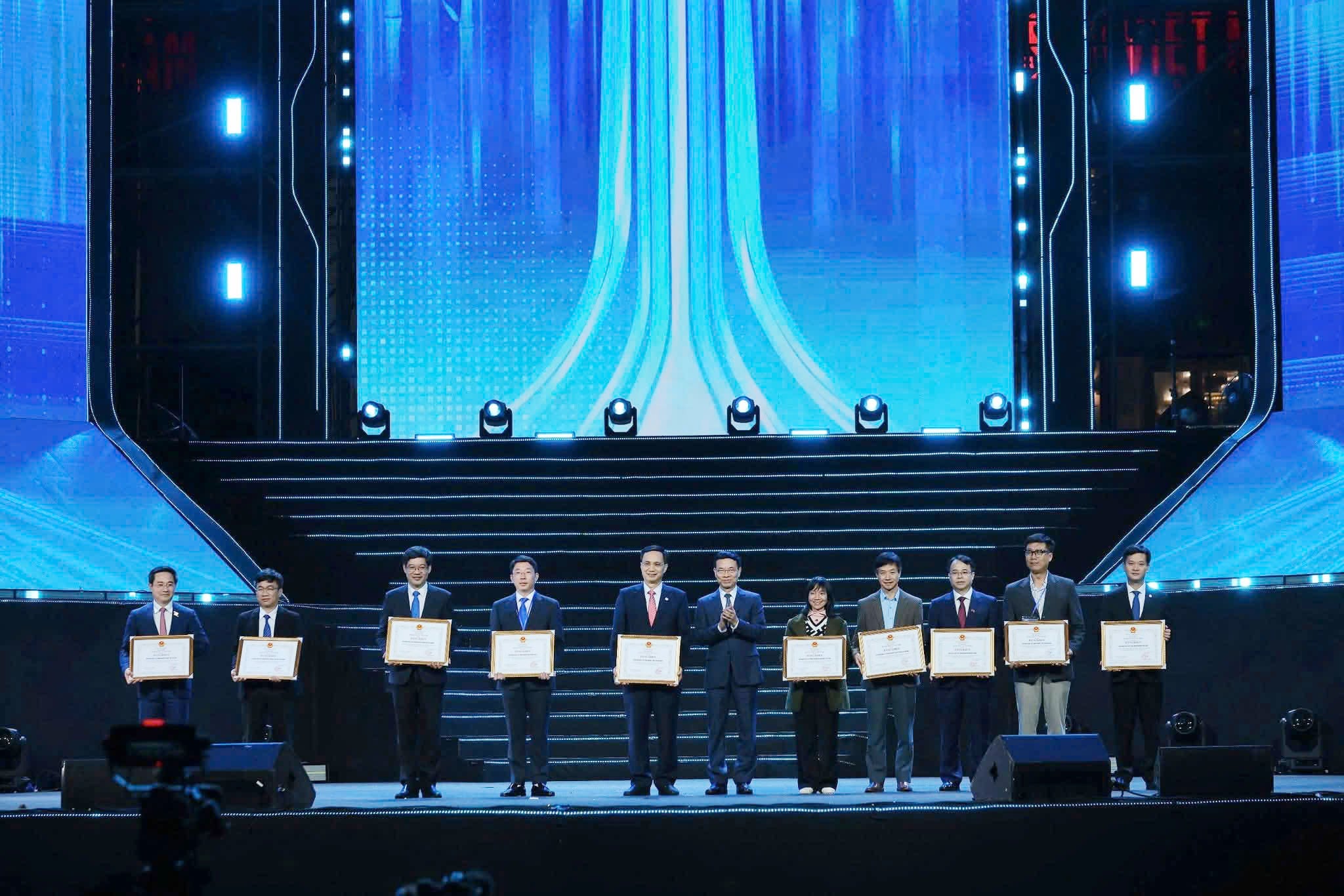 חבר הפוליטביורו וראש הממשלה פאם מין צ'ין נואם בטקס הפתיחה של Techfest Vietnam 2025. צילום: משרד המדע והטכנולוגיה חבר הוועד המרכזי ושר המדע והטכנולוגיה נגוין מאן הונג מעניק תעודות הצטיינות ליישובים מצטיינים בפיתוח מערכת אקולוגית של סטארט-אפים חדשנית. צילום: משרד המדע והטכנולוגיה