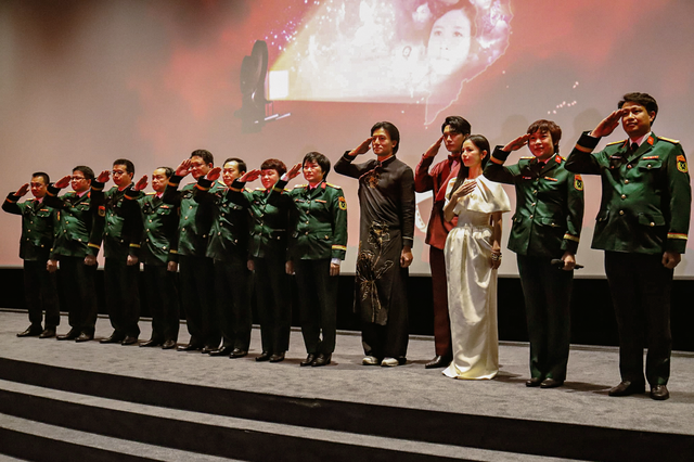 'Rött regn' väcker känslor när den visas i Frankrike - Bild 1. 'Mưa đỏ' gây xúc động khi trình chiếu tại Pháp- Ảnh 1.