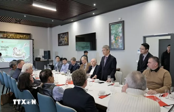 Introduserer vietnamesisk Pho til mine tyske venner. Giới thiệu Phở Việt Nam đến với bạn bè Đức